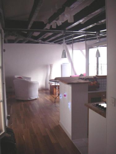 Cette chambre dispose d'une cuisine avec un comptoir et une table. dans l'établissement Appartement dans le Marais avec terrasse, à Paris