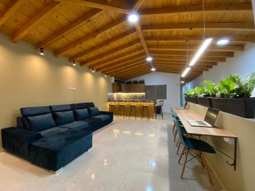 a living room with a blue couch and a table at Fraternity Room - a solo una cuadra del parque in Carmen de Viboral