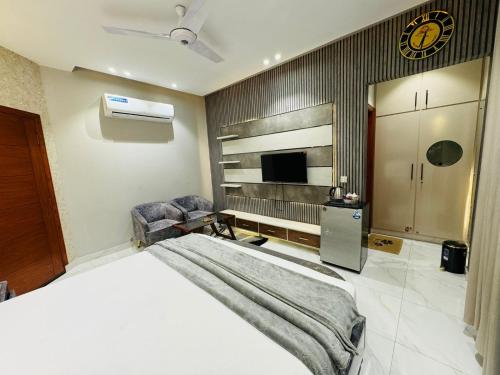 Postel nebo postele na pokoji v ubytování Multan Swiss Hotel