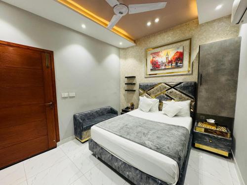 Postel nebo postele na pokoji v ubytování Multan Swiss Hotel