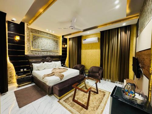 Postel nebo postele na pokoji v ubytování Multan Swiss Hotel