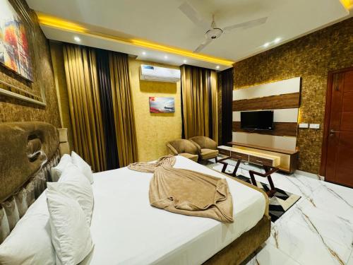 Postel nebo postele na pokoji v ubytování Multan Swiss Hotel