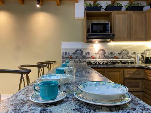 a kitchen with a counter with blue dishes on it at Prosperity Room - a solo una cuadra del parque in Carmen de Viboral