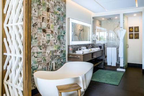 Phòng tắm tại 2 Bedroom Garza Blanca Cancun 5 Dimond Resort