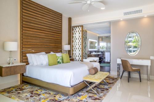 Giường trong phòng chung tại 2 Bedroom Garza Blanca Cancun 5 Dimond Resort