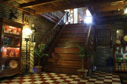 schody w pokoju z szachownicową podłogą w obiekcie Grandpa's Inn w mieście Vigan