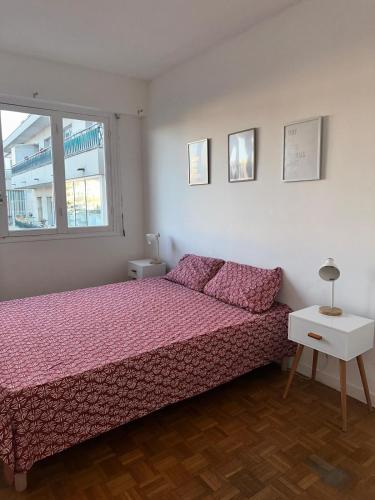 une chambre avec un lit et une fenêtre dans l'établissement Orangers Apartment, à Nice