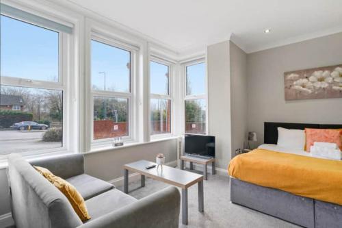 Posezení v ubytování BridgeCity Lovely Studio Flat Free Parking in Maidstone