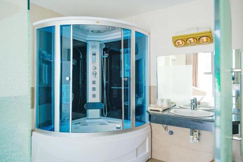 a bathroom with a glass shower and a sink at Ngan Ha Hotel Tam Dao Panorama View in Tam Ðảo