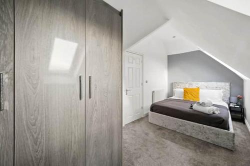 - une chambre avec un lit et une grande armoire en bois dans l'établissement BridgeCity Spacious 1 bed flat Maidstone Free Parking, à Maidstone
