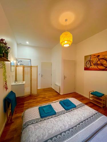 - une chambre avec un lit doté de tapis bleus dans l'établissement Les Perles d'Opale - Le Petit Sablé - Hyper centre, à Boulogne-sur-Mer