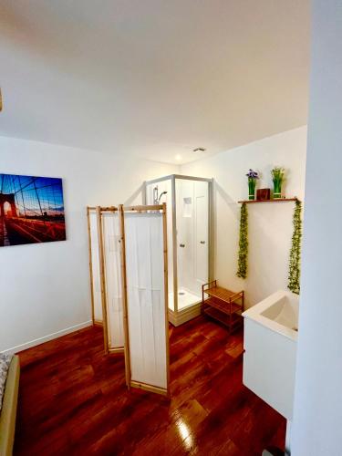 Cette chambre dispose d'armoires blanches et de parquet. dans l'établissement Les Perles d'Opale - Le Nid Marin - Hyper centre, à Boulogne-sur-Mer