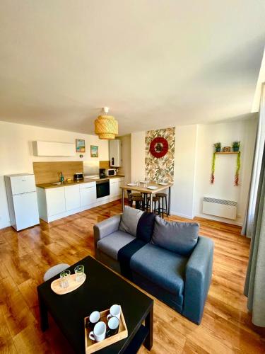 un salon avec un canapé et une table dans l'établissement Les Perles d'Opale - Le Nid Marin - Hyper centre, à Boulogne-sur-Mer