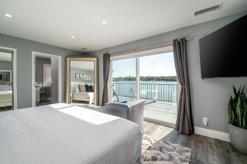 Un dormitorio con una cama grande y un balcón. en The Lakefront Oasis, en Victorville