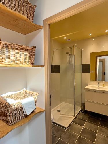 une salle de bain avec douche et lavabo dans l'établissement Renovated village house in peaceful town near Med - Air conditioning, balcony, à Pomérols