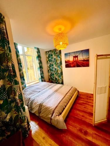 une chambre avec un lit dans une pièce dans l'établissement Les Perles d'Opale - L'Horizon Bleu - Hyper centre, à Boulogne-sur-Mer