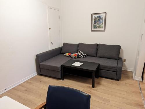 Posezení v ubytování Harmony room near Metro Monk station with Self Check-in
