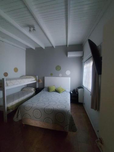 a bedroom with a bed and a bunk bed at Departamento Cerca Parque Termal Rodo-Hue 2 in Dolores
