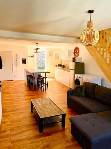 un salon avec un canapé et une table dans l'établissement Les Perles d'Opale - L'Eclat des Flots - Duplex, à Boulogne-sur-Mer