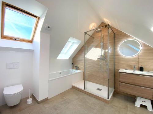 une salle de bain avec une douche, des toilettes et un lavabo dans l'établissement Maison neuve proche plage à Trégastel avec WIFI et parking - FR-1-368-440, à Trégastel
