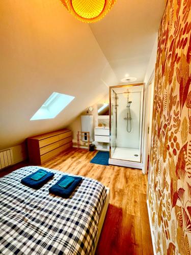 une chambre avec un lit et un grand miroir dans l'établissement Les Perles d'Opale - L'Eclat des Flots - Duplex, à Boulogne-sur-Mer