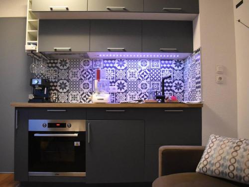 une cuisine avec une cuisinière et un comptoir dans l'établissement Studio cabine cosy pour 3, proche des pistes de ski Pyrénées 2000 - FR-1-592-74, à Font-Romeu