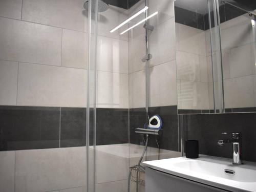 une salle de bain avec une douche avec un lavabo et une douche dans l'établissement Studio cabine cosy pour 3, proche des pistes de ski Pyrénées 2000 - FR-1-592-74, à Font-Romeu