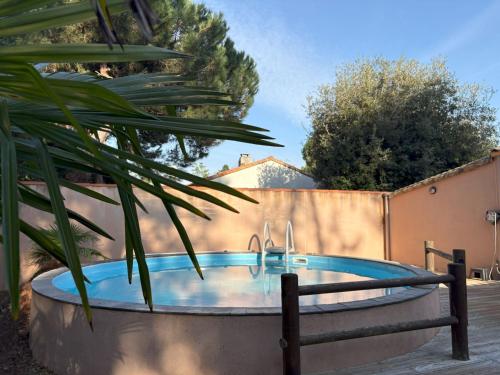 d'un bain à remous avec un évier dans la cour. dans l'établissement Maison aux portes de la forêt avec piscine privée, Wi-Fi et animaux admis - FR-1-323-558, à Saint-Jean-de-Monts