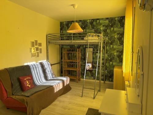 - un salon avec un canapé et une étagère dans l'établissement Maison aux portes de la forêt avec piscine privée, Wi-Fi et animaux admis - FR-1-323-558, à Saint-Jean-de-Monts