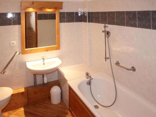 une salle de bain avec un lavabo, une baignoire et des toilettes dans l'établissement Apt 2 pièces Les Orres 1800 avec piscine, sauna, animaux admis - FR-1-322-663, aux Orres