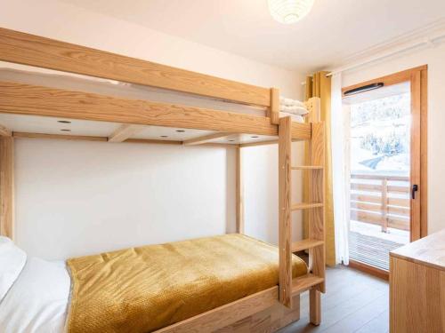 ein Schlafzimmer mit zwei Etagenbetten und einem Fenster in der Unterkunft Appartement moderne avec balcon et parking à Valmorel - FR-1-291-1019 in Valmorel