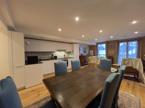 une cuisine et une salle à manger avec une table et des chaises dans l'établissement Appartement rénové pied des pistes - 2 ch - 6 pers - Parking - Arêches-Beaufort - FR-1-342-324, à Beaufort