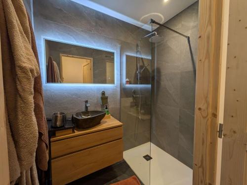 une salle de bain avec un lavabo et une douche dans l'établissement Appartement rénové pied des pistes - 2 ch - 6 pers - Parking - Arêches-Beaufort - FR-1-342-324, à Beaufort