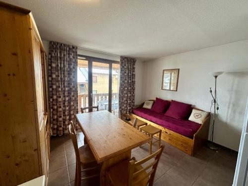 un salon avec un canapé et une table dans l'établissement T3 aux Angles: 6 pers, parking, animaux admis - FR-1-758-35, aux Angles