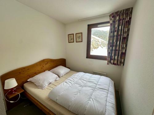 - une petite chambre avec un lit et une fenêtre dans l'établissement T3 aux Angles: 6 pers, parking, animaux admis - FR-1-758-35, aux Angles