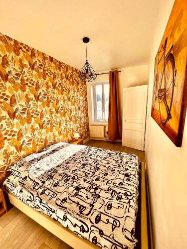 une chambre avec un lit et un tableau au mur dans l'établissement Les Perles d'Opale - La Belle Etoile, à Boulogne-sur-Mer