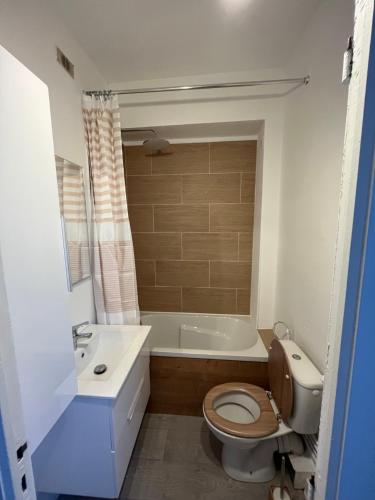 une salle de bain avec toilettes, baignoire et lavabo dans l'établissement Les Perles d'Opale - La Belle Etoile, à Boulogne-sur-Mer