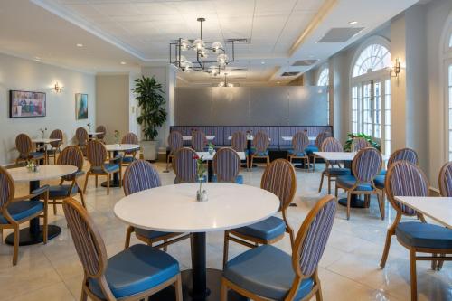 Χώρος καθιστικού στο Four Points by Sheraton French Quarter