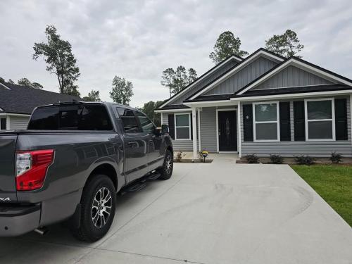 un camión gris estacionado frente a una casa en Come feel home away from home, en Crawfordville