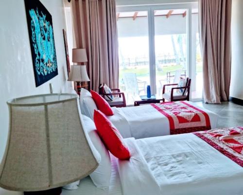 Postel nebo postele na pokoji v ubytování Arhimser Villa-superb 4 bedroom beachfront BB for 8 in Ranna, Tangalle, pool, free pickup or drop off for 7 night stays arriving together, serviced, taxes included
