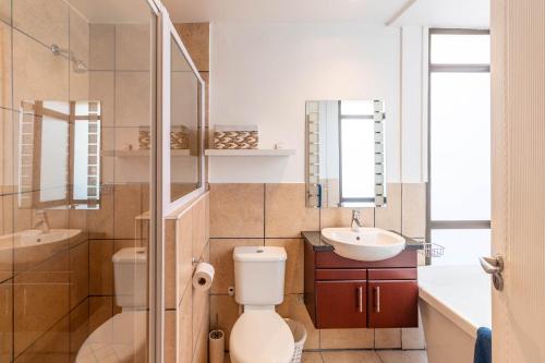 une salle de bains avec toilettes et lavabo dans l'établissement Central Wilderness Bliss - Sleeps 6 - Beach & Lagoon, à Wilderness