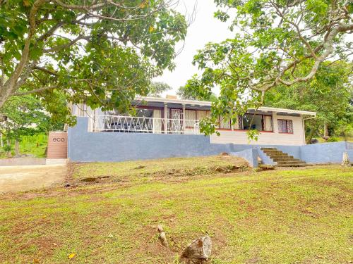 Un jardín fuera de Isina Mova