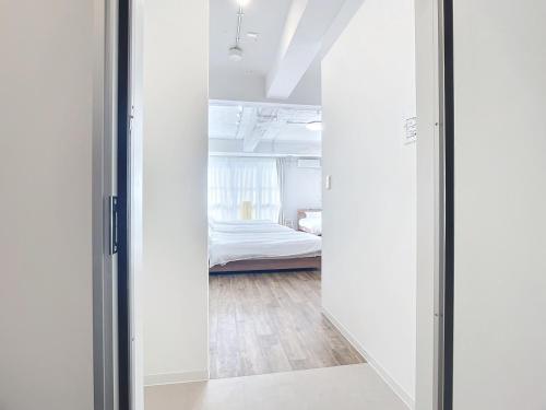 a hallway with a door leading to a bedroom at 肴町街舎 in Hamamatsu