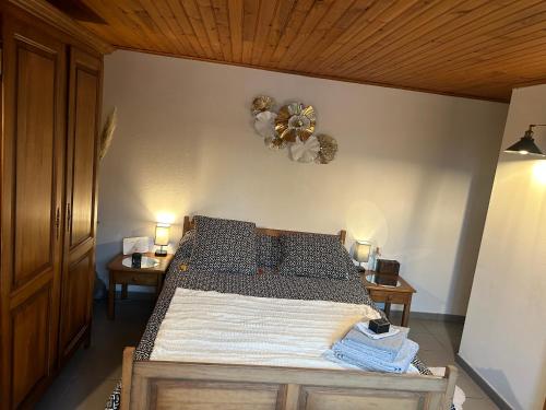 - une chambre avec un lit et 2 tables de nuit dans l'établissement Nuit à la campagne, à Assenoncourt