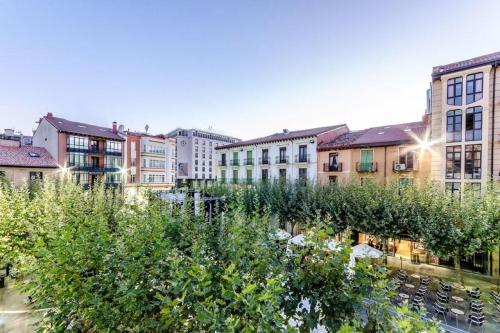 uma cidade com edifícios e um jardim com árvores em Hotel Apolonia Soria em Soria
