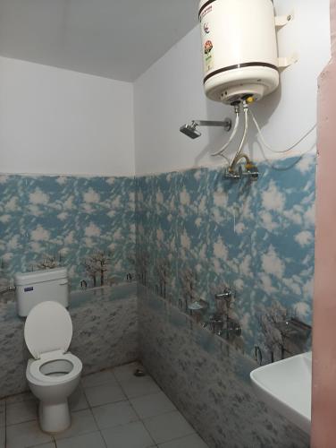 NaimishāranyaにあるVagishanand Swami Hariharanand Ashramのトイレと洗面台付きのバスルーム