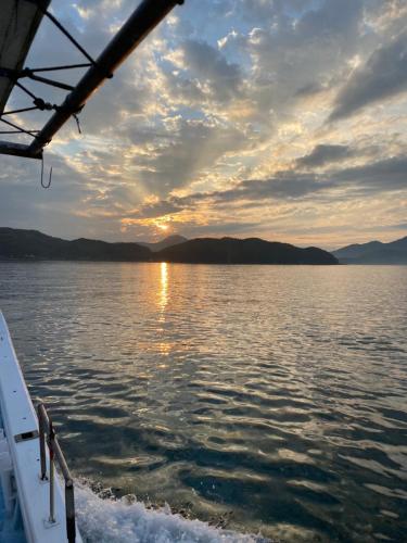 a view from the back of a boat on a lake at Guesthouse85BASE in Suo Oshima