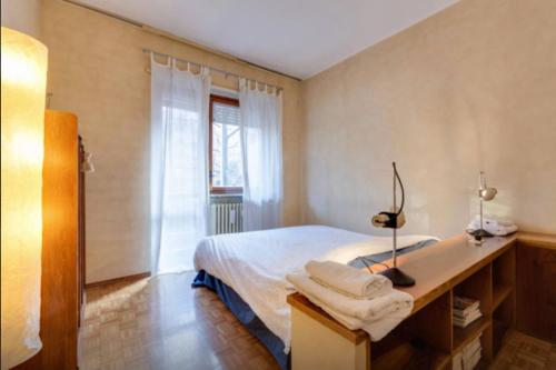 トリノにあるMonteCuccoのベッドルーム1室(ベッド1台、デスク、窓付)