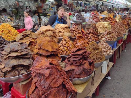Un mercado con muchos tipos diferentes de alimentos en exhibición. en Clara home, en Da Nang