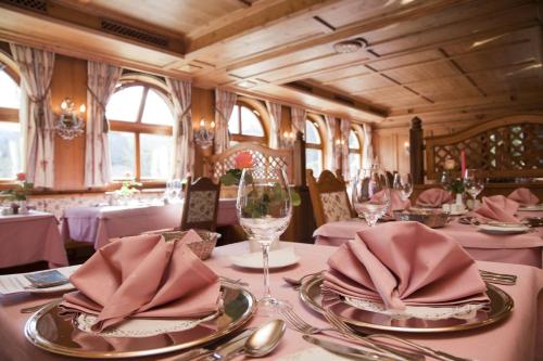 Alpenhof Grainauにあるレストランまたは飲食店